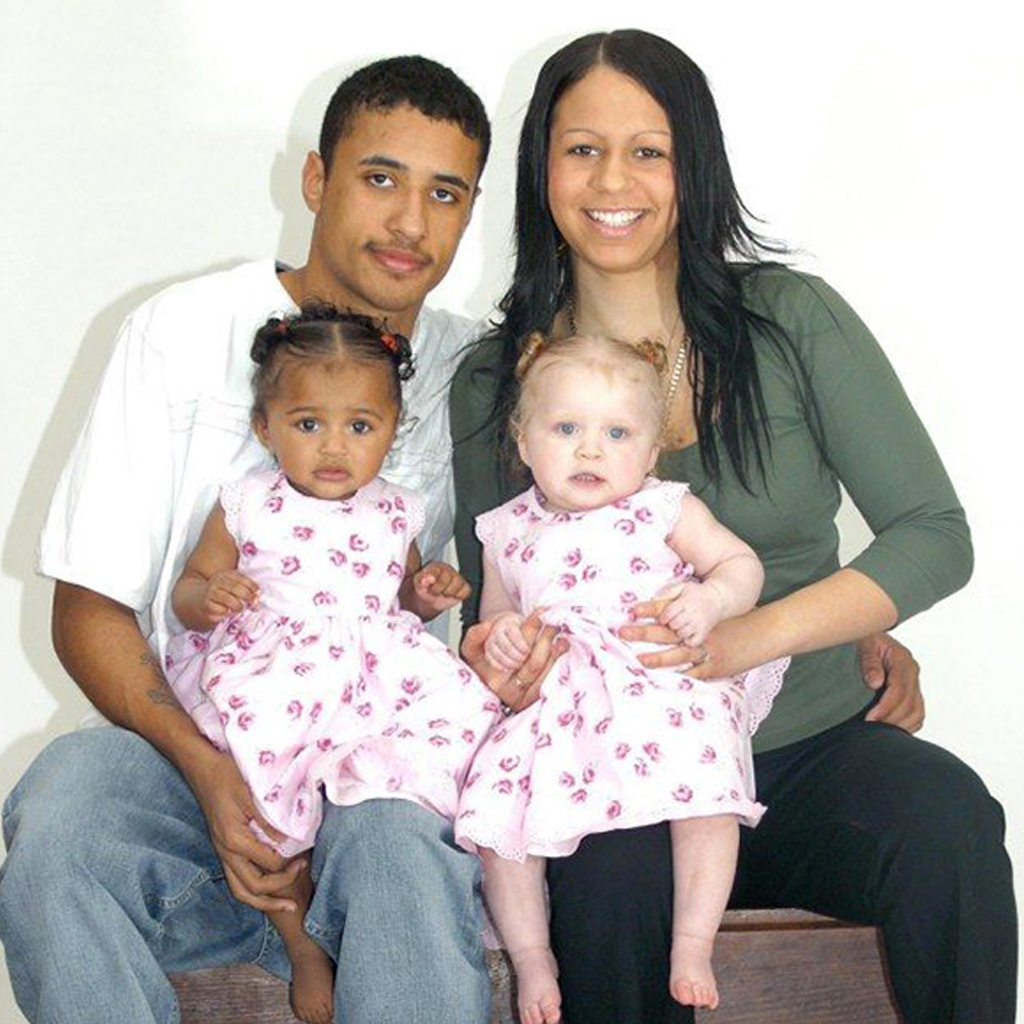 Темнокожий отец. Семейные пары близнецов. Смешанные дети. Красивые дети от смешанных браков. Дети от разных рас.